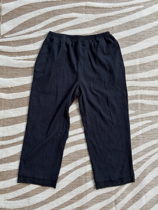 d&co Pants - Black Cotton Lace Trim Capri Pants - Size small